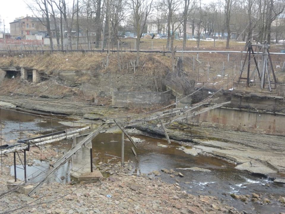 Eine zerstörte Hängebrücke am Grenzfluss Narva