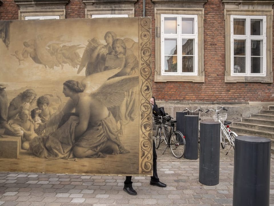 Menschen tragen historische Gemälde aus dem brennenden Gebäude der Börse.