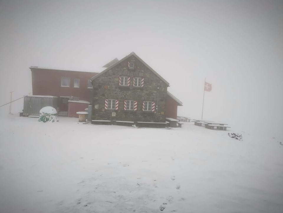 Berghütte in Winterlandschaft.