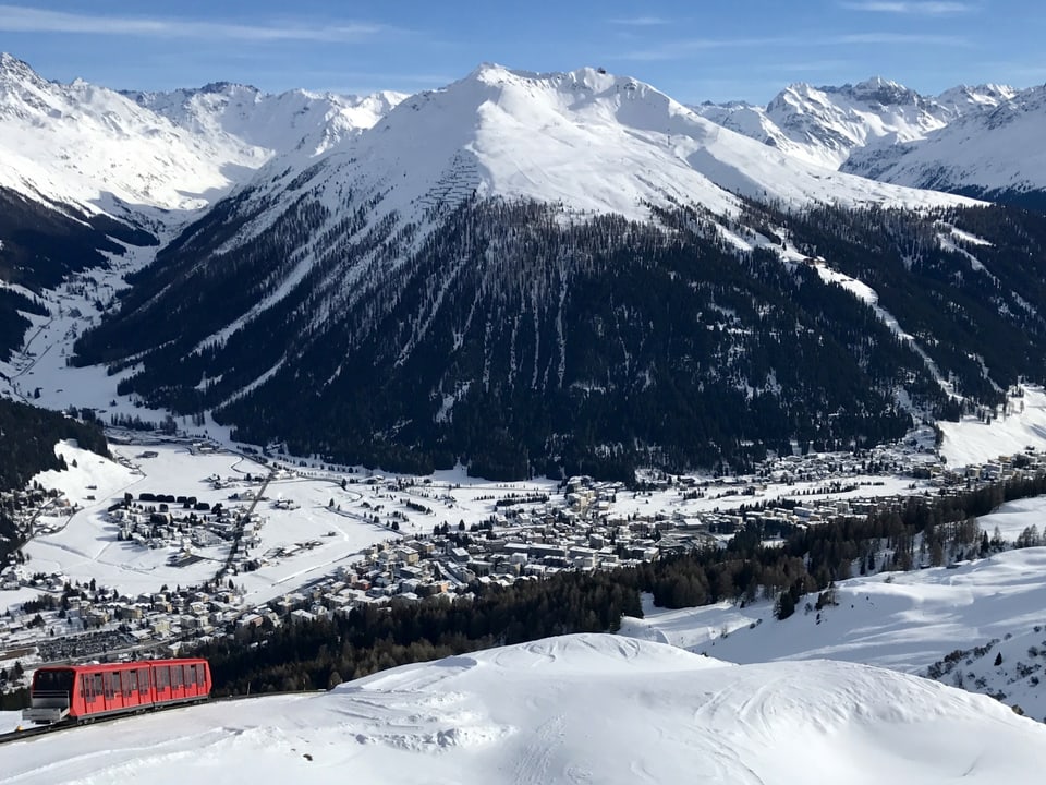 Blick von der Parsenn über Davos zum Jakobshorn.