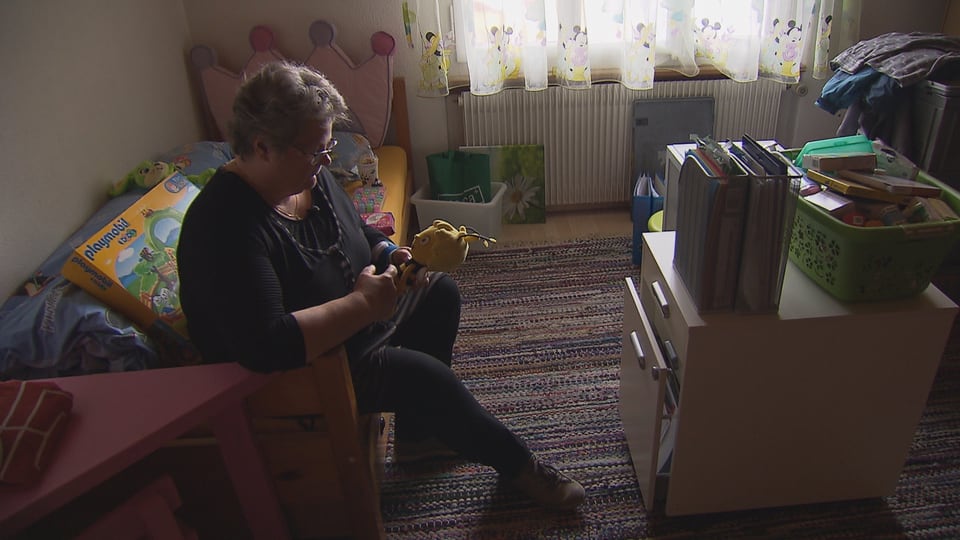 Grossmutter Christine Trachsel im leeren Kinderzimmer ihrer Enkelinnen