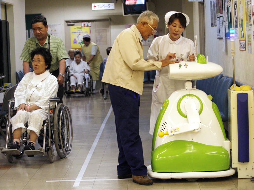 Roboter begrüsst Patienten.