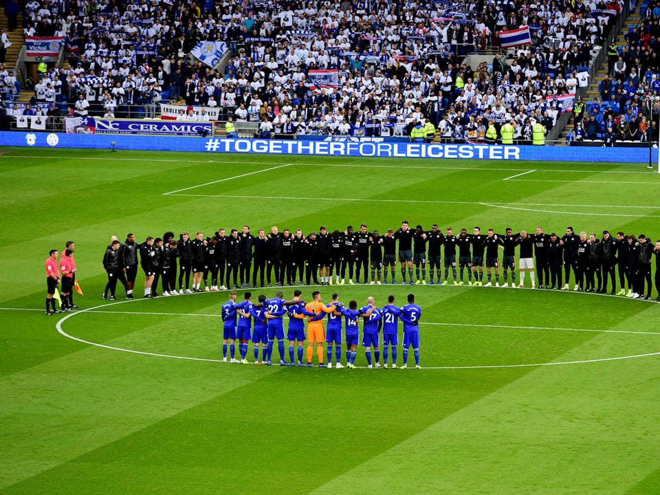 Spieler und Fans Gedenken mit einer Schweigeminute im Stadion dem verstorbenen Leicester-Präsidenten.