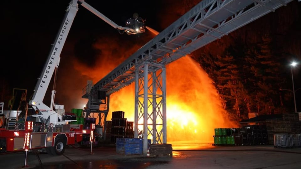 Die Feuerwehr löscht einen Brand.