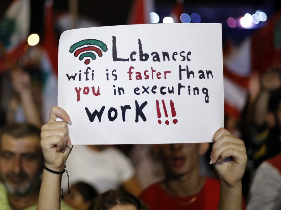 Schild mit der Aufschrift: "Lebanese wifi is faster than you in executing work"