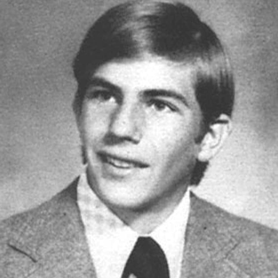 Ein Schwarzweiss-Bild von Kevin Costner als Teenager.