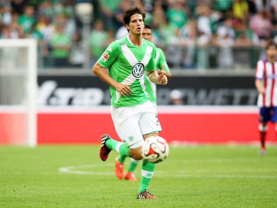 Timm Klose führt den Ball in einem Testspiel von Wolfsburg.