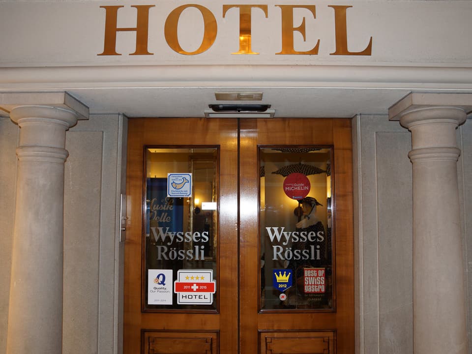 Der mit Säulen geschmückte Eingang zum Hotel.