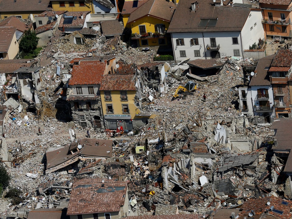 Luftaufnahme: Zerstörte Häuser, Trümmer.