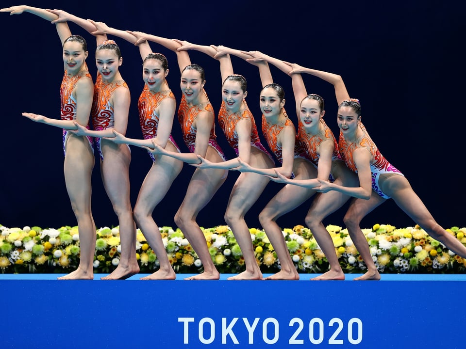 Tokyo 2020 Olympics - Artistic Swimming - Women's Team Free Routine - Final - Tokyo Aquatics Centre, Tokyo, Japan - August 7, 2021. China team during their performance. REUTERS/Marko Djurica TPX IMAGES OF THE DAY