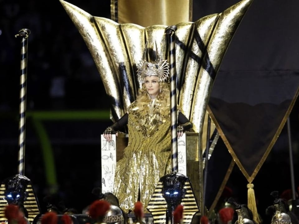 Madonna als Kleopatra beim Auftritt