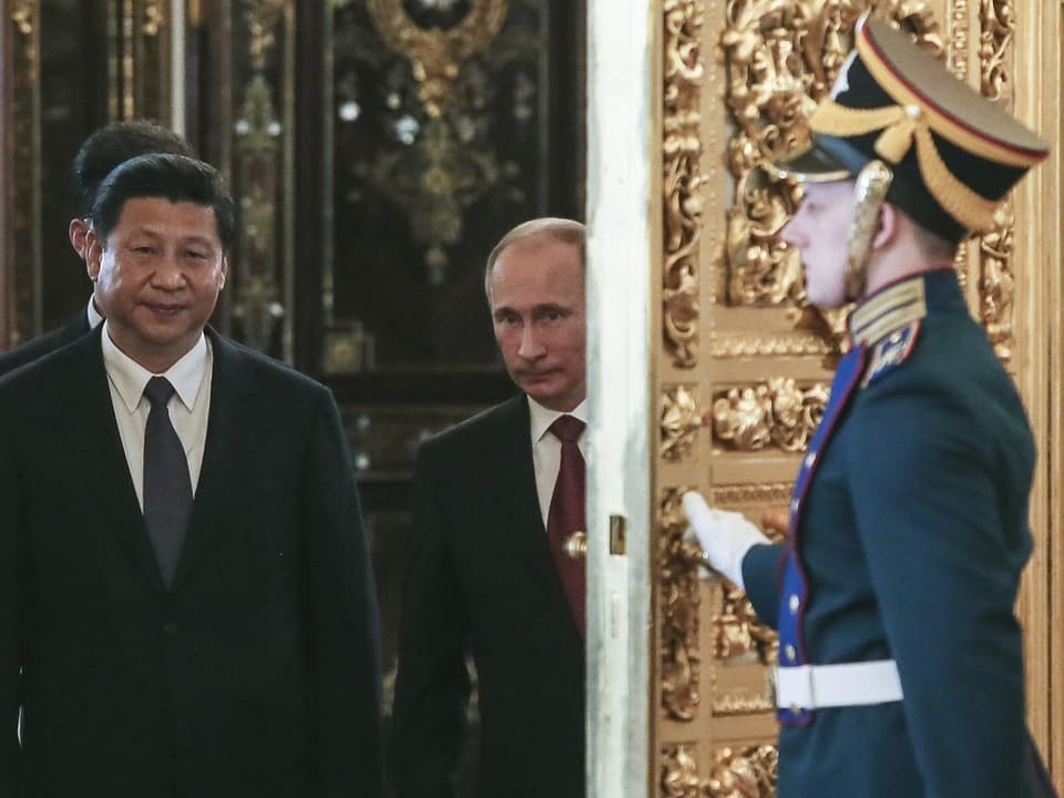Durch die goldene Tür geleitet Wladimir Putin den Gast aus China in den Kreml.