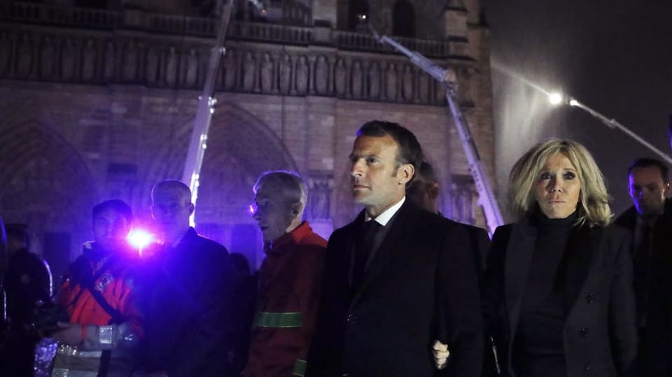 Macron mit Frau Brigitte Macron vor der Notre-Dame