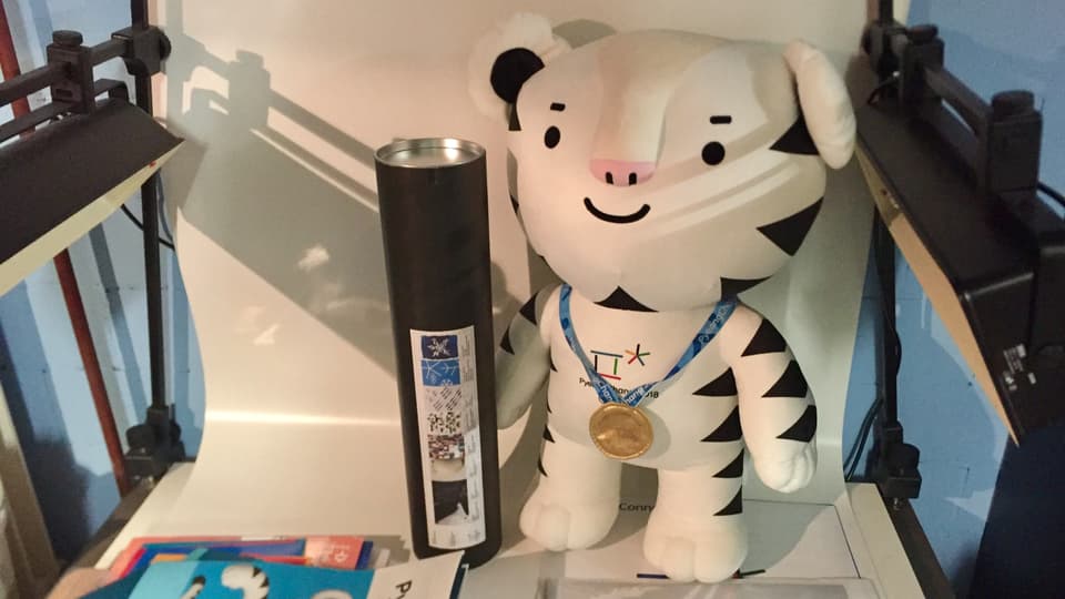Das Maskottchen der Olympischen Winterspielen von Pyeongchang steht nun im Museum von Markus Osterwalder.