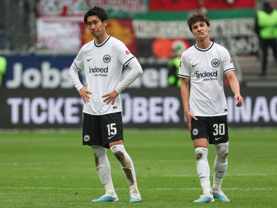Enttäuschte Spieler von Eintracht Frankfurt.