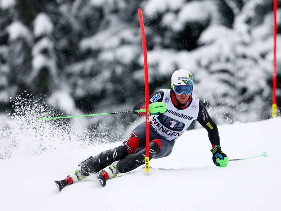 US-Skifahrer Ted Ligety fährt beim Slalom in Wengen um eine Torstange.