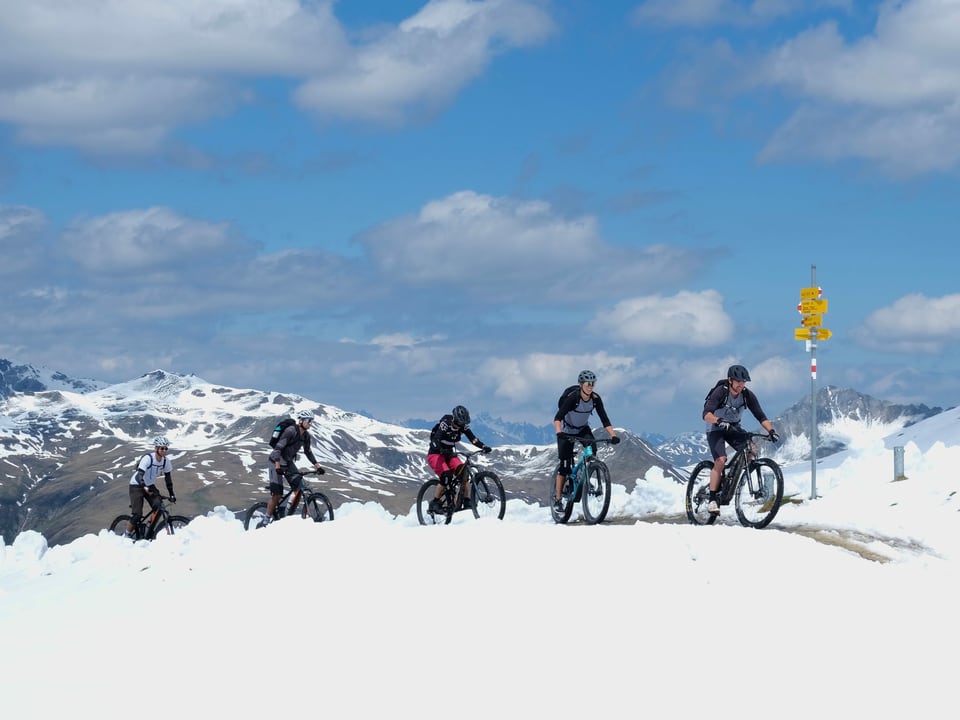 Mountainbiker im Schnee.