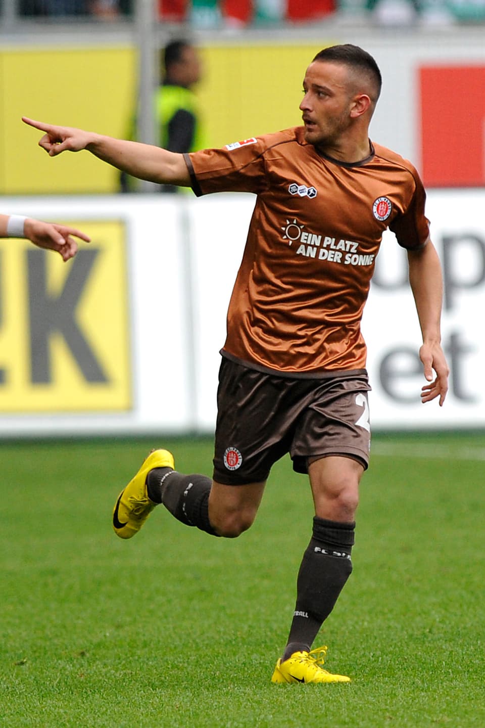 Deniz Nak rennend mit Zeigefinger in der Luft auf dem Fussballplatz