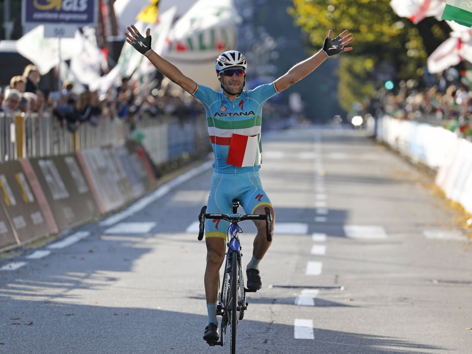Vincenzo Nibali breitet vor dem Zielstrich die Arme weit aus und geniesst den Moment des Triumphs.