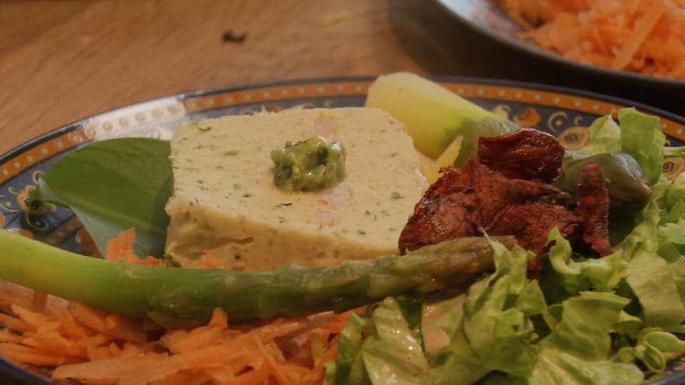 Hecht-Terrine mit Frühlingssalat	