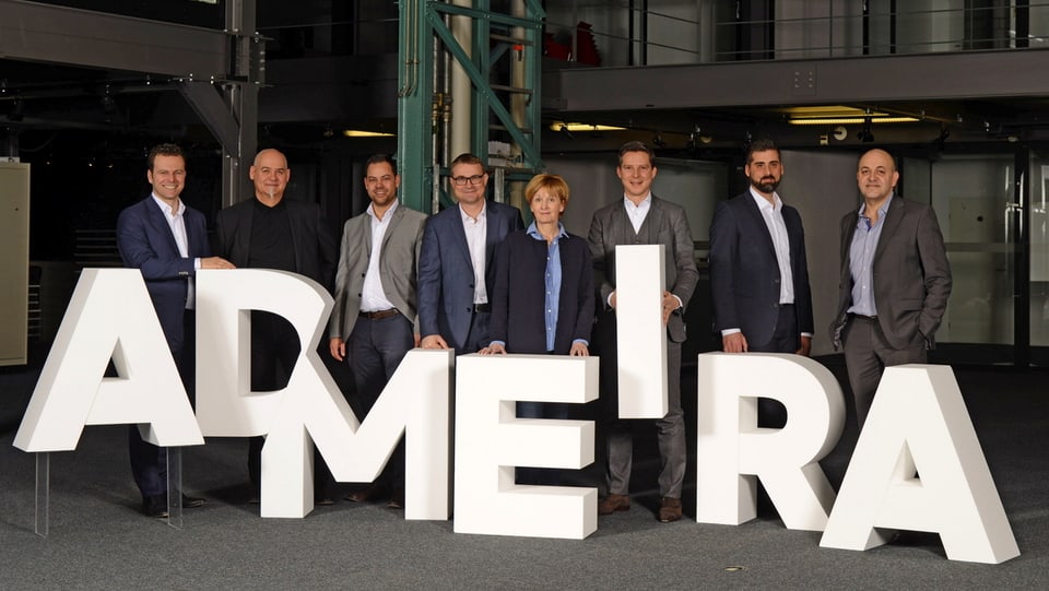 Gruppenbild der Geschäftsleitung von Admeira mit grossen weissen Buchstaben ADMEIRA.