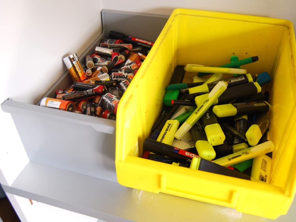 Alte Batterien und Leuchstifte lagern in Schachteln.