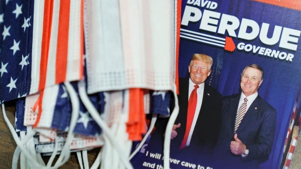 Wahlkampfbroschüre mit Donald Trump und David Perdue.