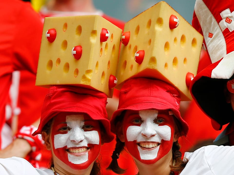 Schweizer Fans mit Emmentaler-Käse auf dem Kopf