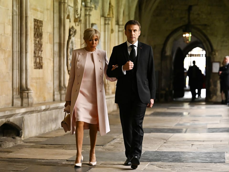 Der französische Präsident Emmanuel Macron und seine Frau Brigitte nahmen vor der Krönung ihre Plätze ein.