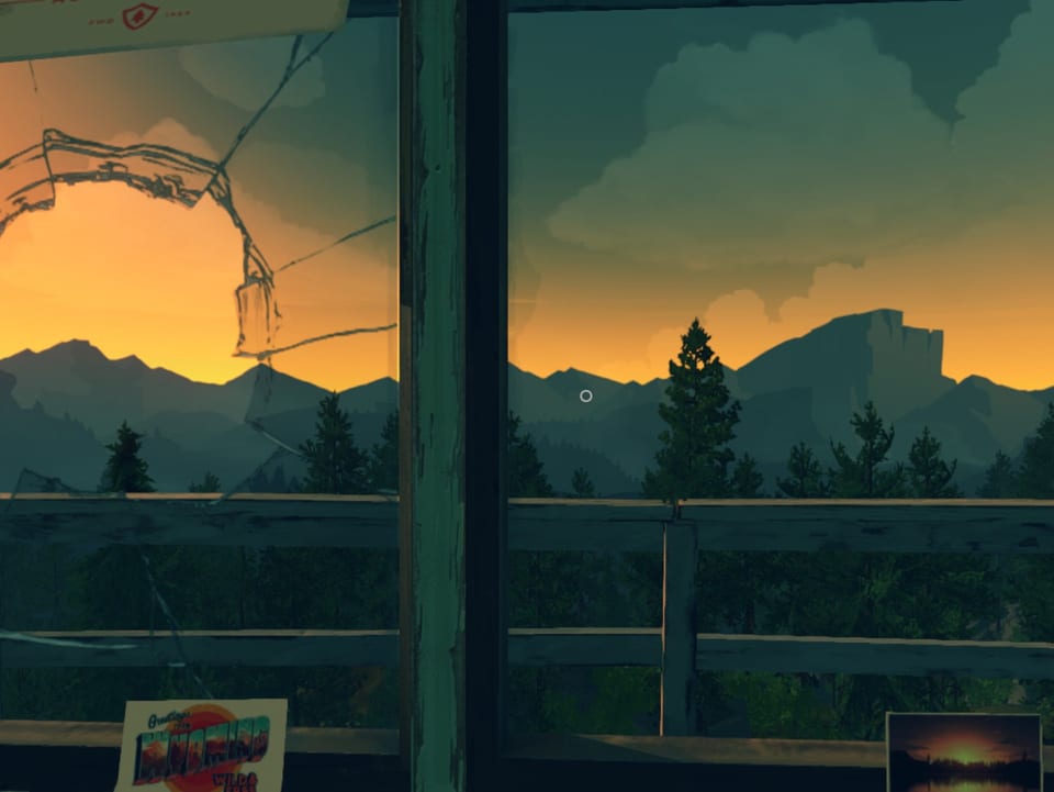 Blick aus dem kaputten Fenster auf Berge und einen Sonnenuntergang.