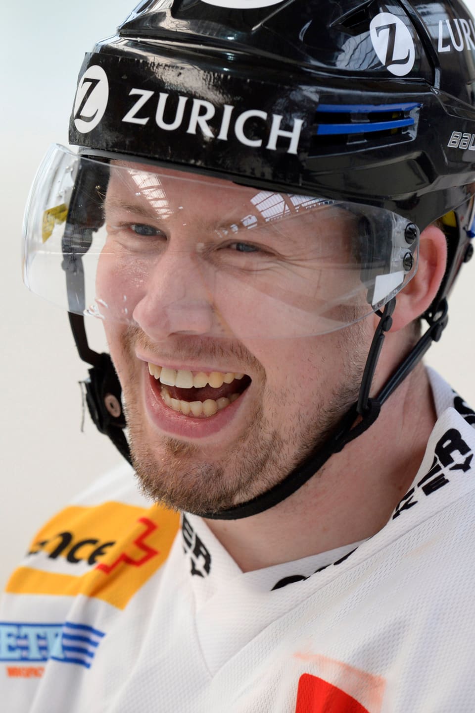 Mathias Seger lacht auf dem Eis im Nati-Camp im Jahr 2014.