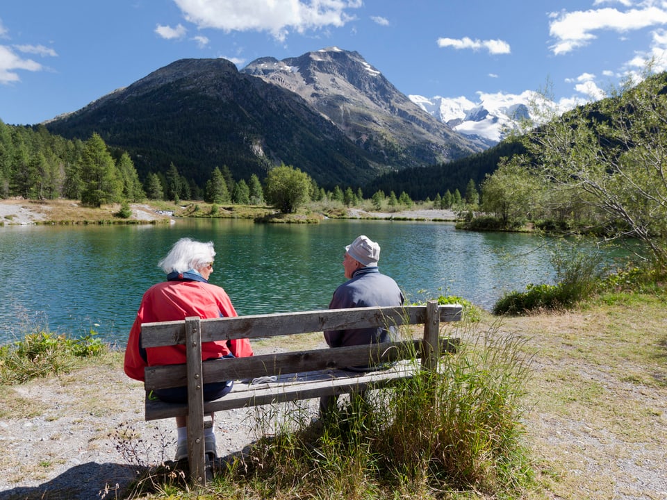 Rentnerpaar an Bergsee.