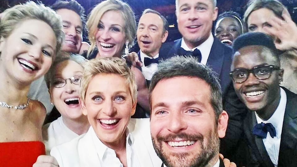 Ellen DeGeneres mit Jennifer Lawrence, Julia Roberts, Brad Pitt und vielen mehr auf einem Foto, welches Bradley Cooper macht. 