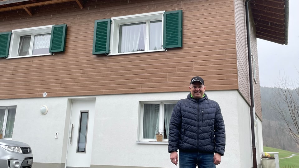Marcel Dettling steht vor seinem Wohnhaus.