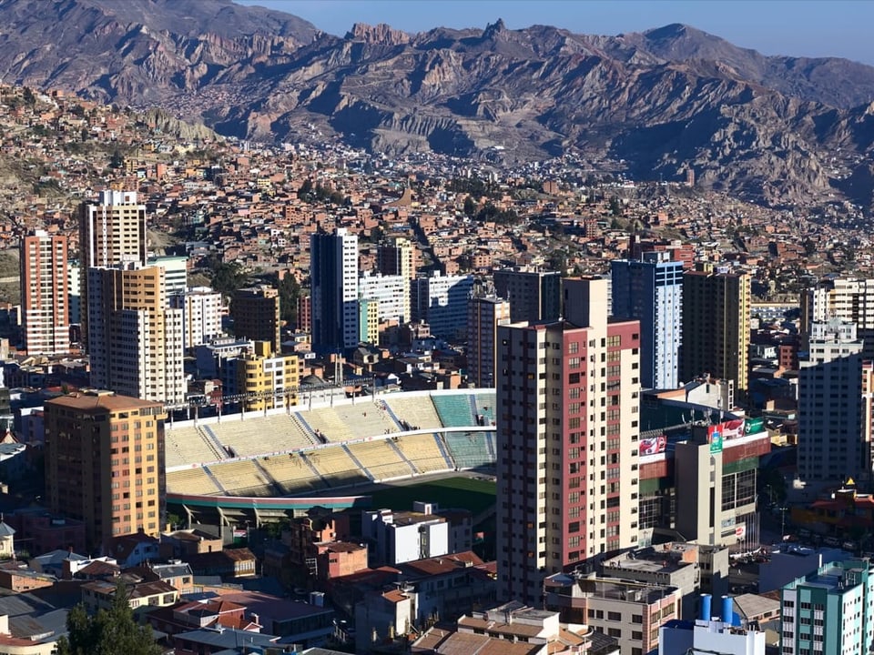 Schauplatz des Spektakels Stadion im dicht besiedelten La Paz