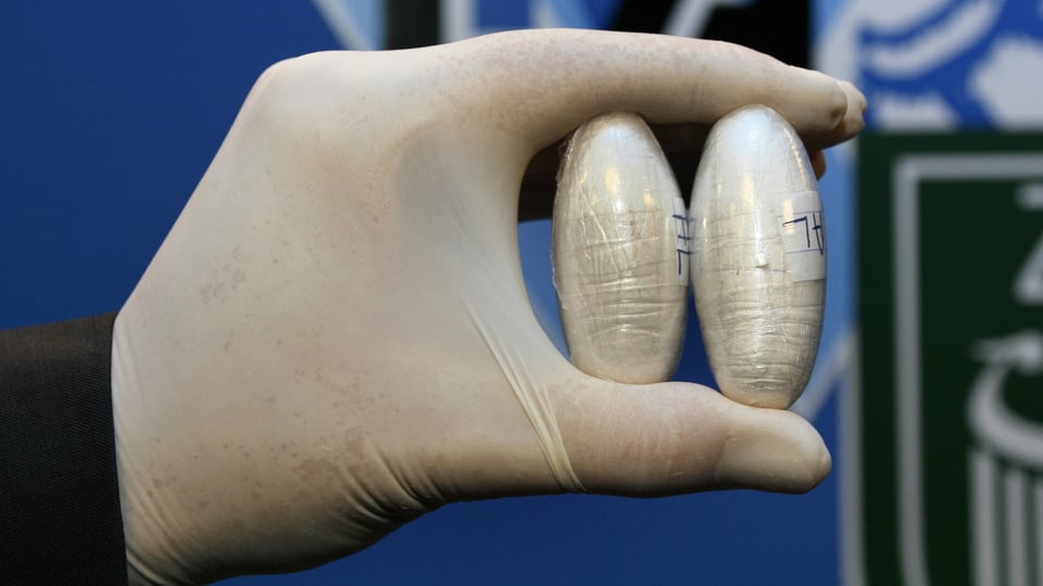 Eine Hand mit zwei Fingerlingen. 