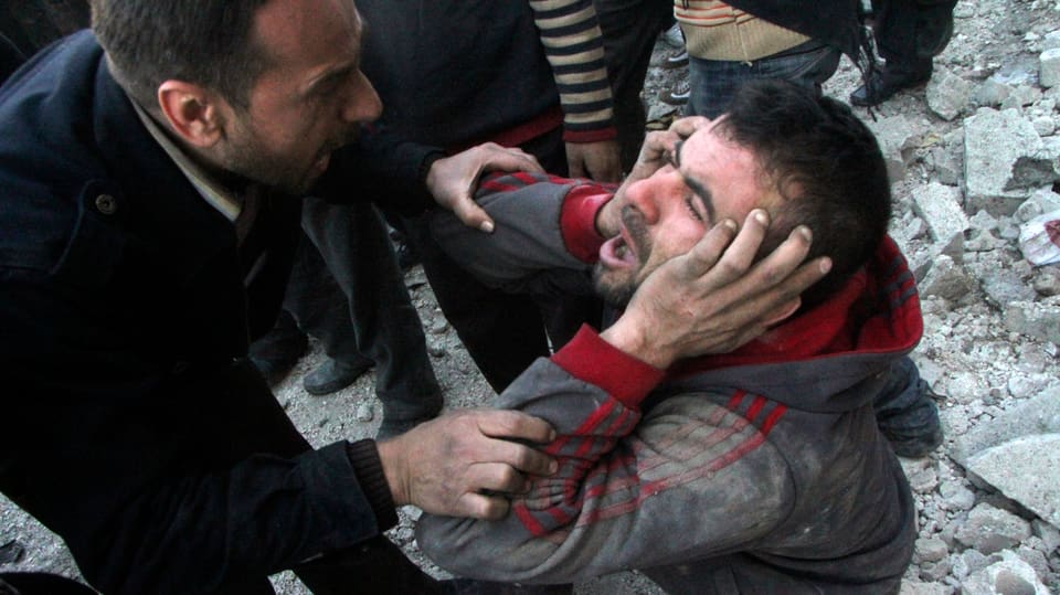Ein Mann verzweifelt nach einem Luftangriff auf Aleppo.