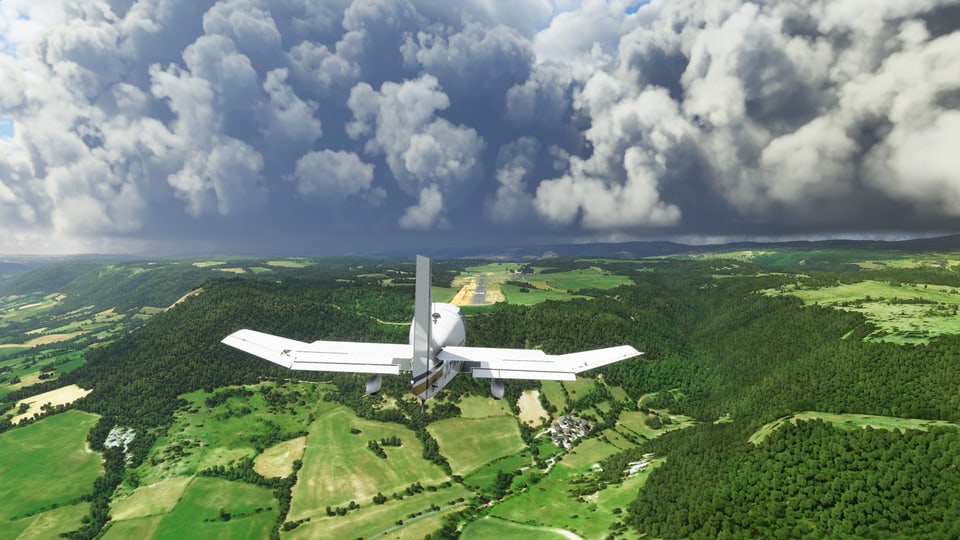 Eine Szene aus dem neuen Flugsimulator von Microsoft: Ein kleines Flugzeug fliegt Regenwolken entgegen.