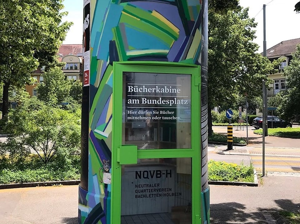 Aus der alten Telefonkabine wurde in nur einem Monat eine farbenfrohe Bücherkabine.