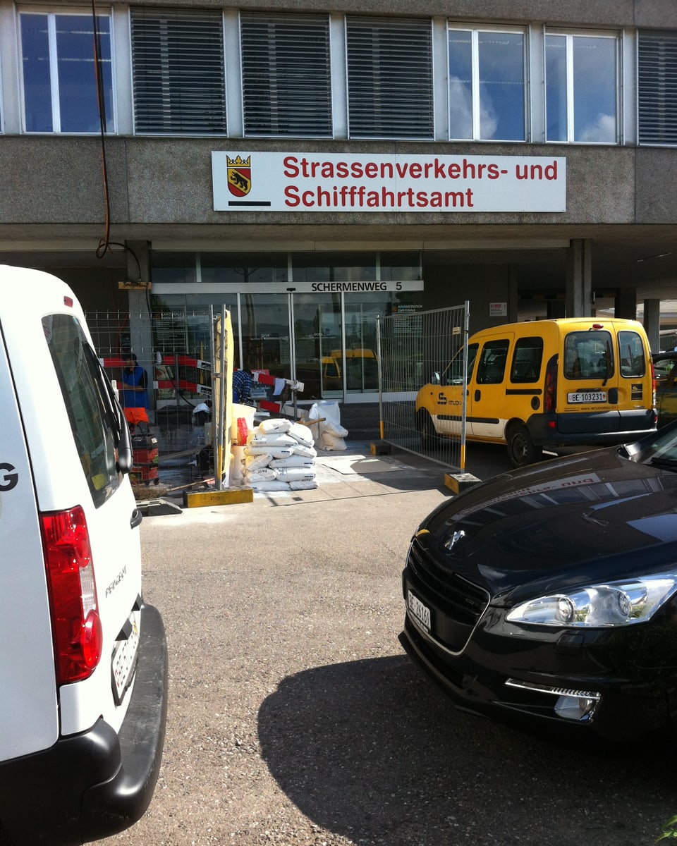 Der Eingang zum Strassenverkehrs- und Schiffahrtsamt des Kantons Bern.