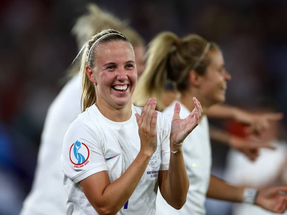 Beth Mead klatscht und lacht an der Women's Euro 2022 übers ganze Gesicht.