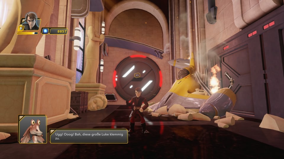 Anakin steht neben einem zerschmetterten Naboo-Fighter. Jar Jar hilft.