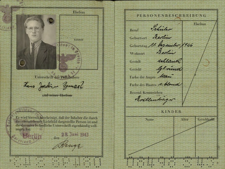 Ein aufgeschlagener Pass mit dem Foto eines 19-Jährigen mit blonden Haaren und blauen Augen