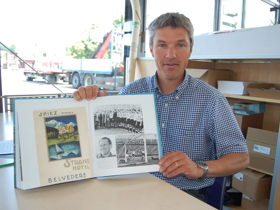 Touristiker Stefan Seger mit dem Jubiläumsbuch.
