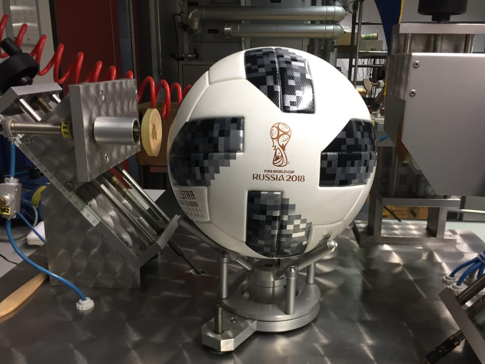 Der offizielle FIFA-Fussball wurde in der EMPA vermessen.