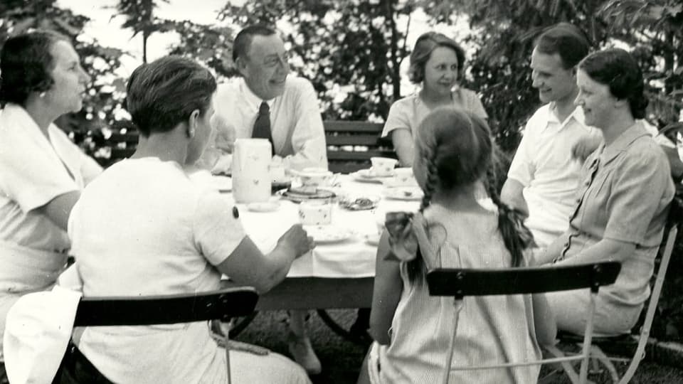 Schwarz-Weiss-Foto einer Familie