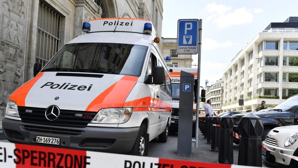 Ein Polizeiwagen mit einer Sperrzone im Vordergrund.