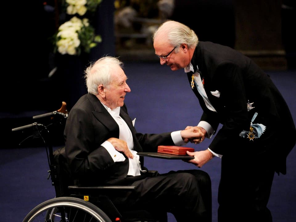 Tranströmer nimmt den Nobelpreis für Literatur vom schwedischen König Karl Gustav entgegen