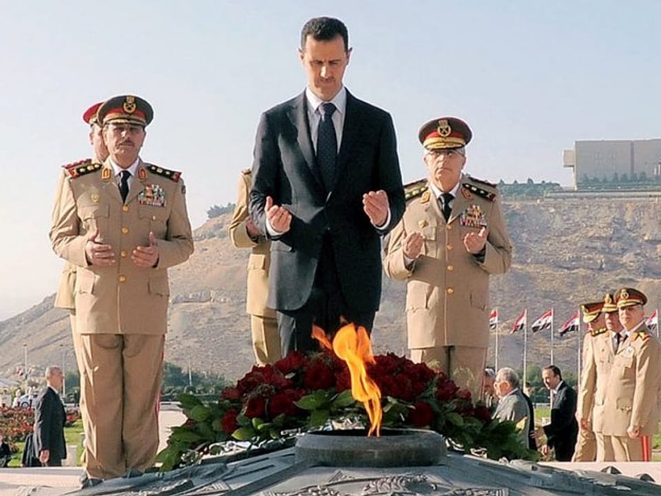 Assad am Mahnmal zum Jom-Kippur-Krieg.