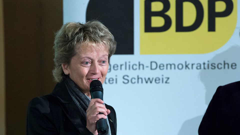 Evelyne Widmer-Schlumpf spricht vor einem BDP-Plakat.